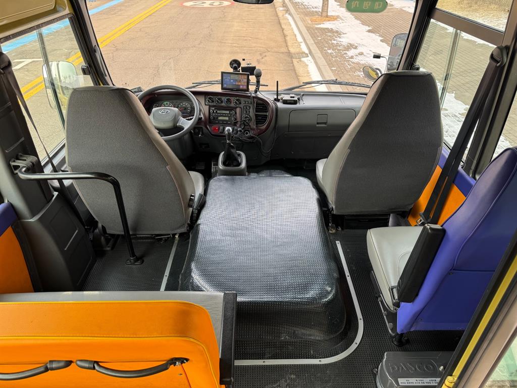 medium and large bus Hyundai bus - Vista 7