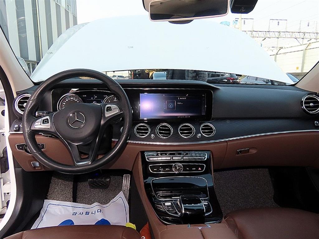 Mercedes Benz E class - Vista 7