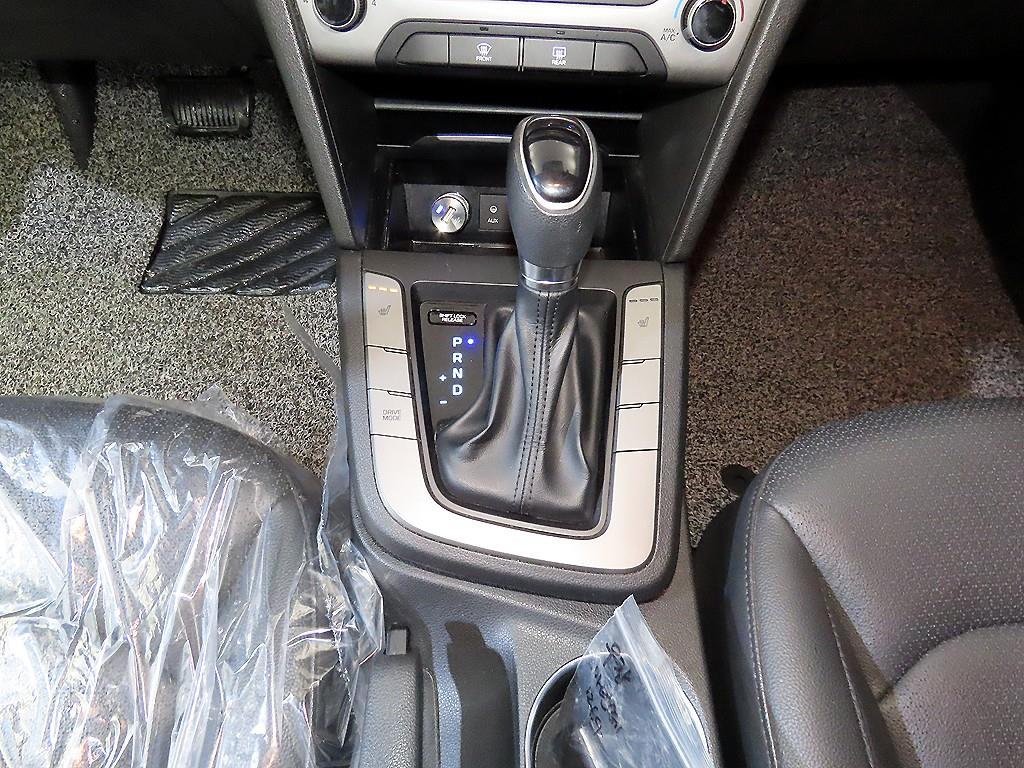 HYUNDAI Avante - Vista 12