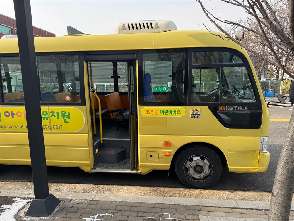 medium and large bus Hyundai bus - Vista 4