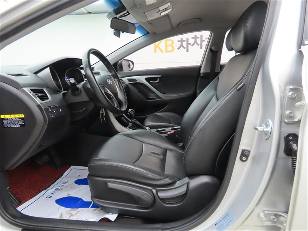 HYUNDAI Avante - Vista 5