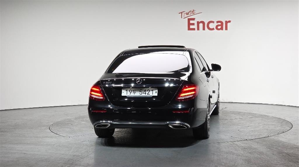 Mercedes Benz E class - Vista 4