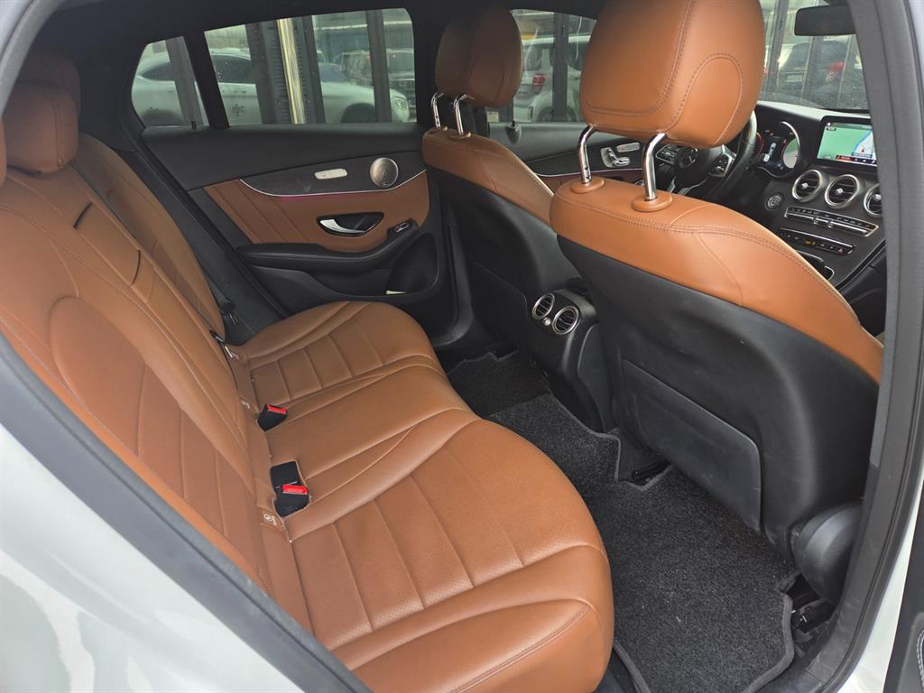 Mercedes Benz GLC Class - Vista 5