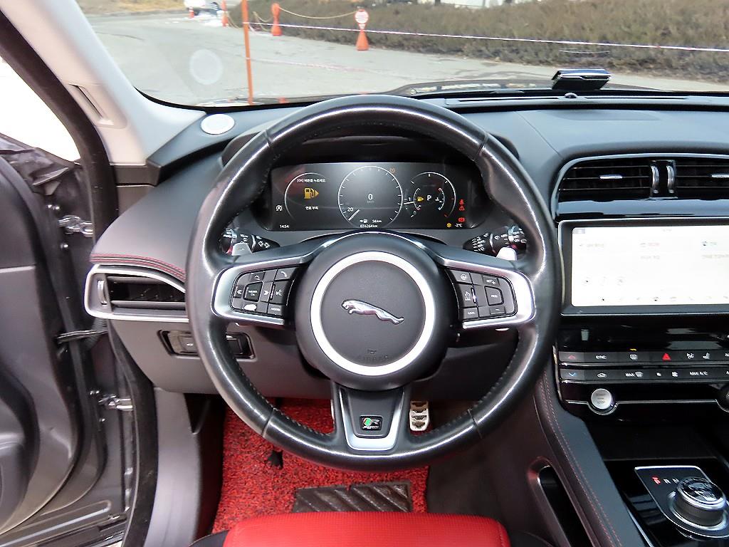 Jaguar F-PACE - Vista 8