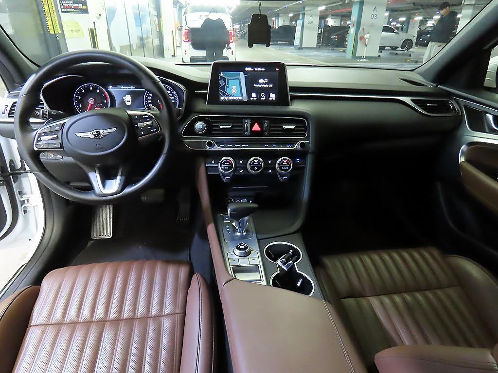 Genesis G70 - Vista 10