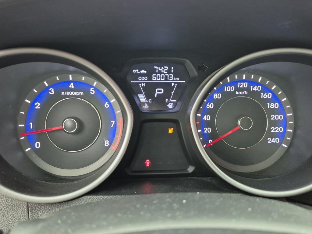 HYUNDAI Avante - Vista 7