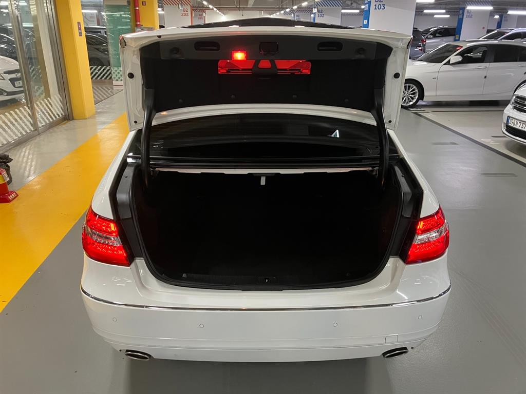 Mercedes Benz E class - Vista 5