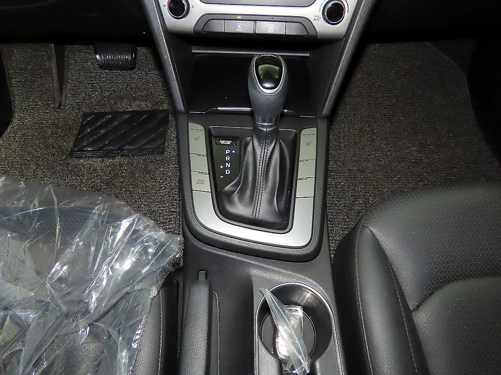 HYUNDAI Avante - Vista 12