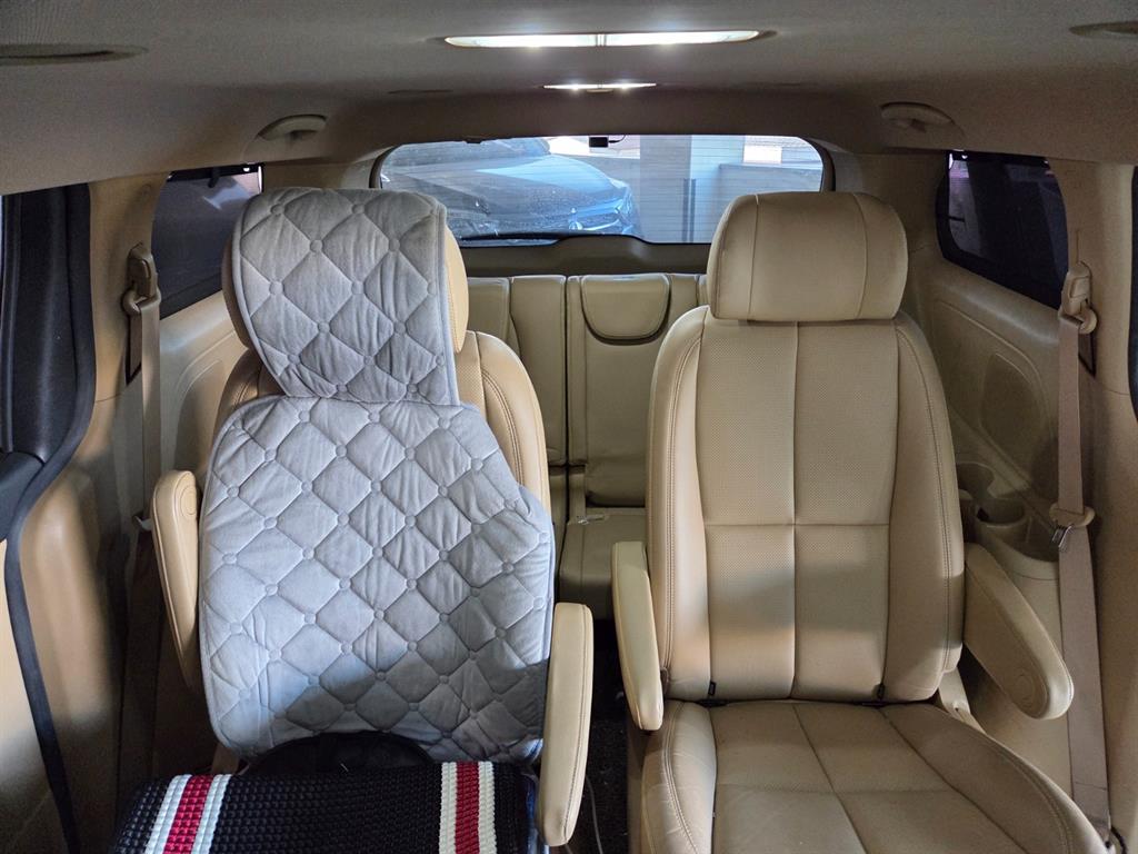 KIA Carnival - Vista 8