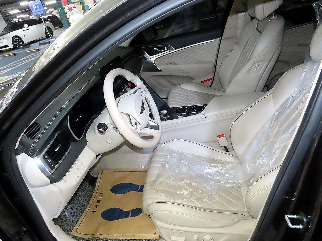 Genesis G70 - Vista 6