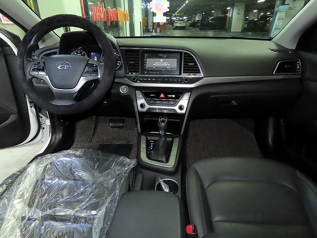 HYUNDAI Avante - Vista 10