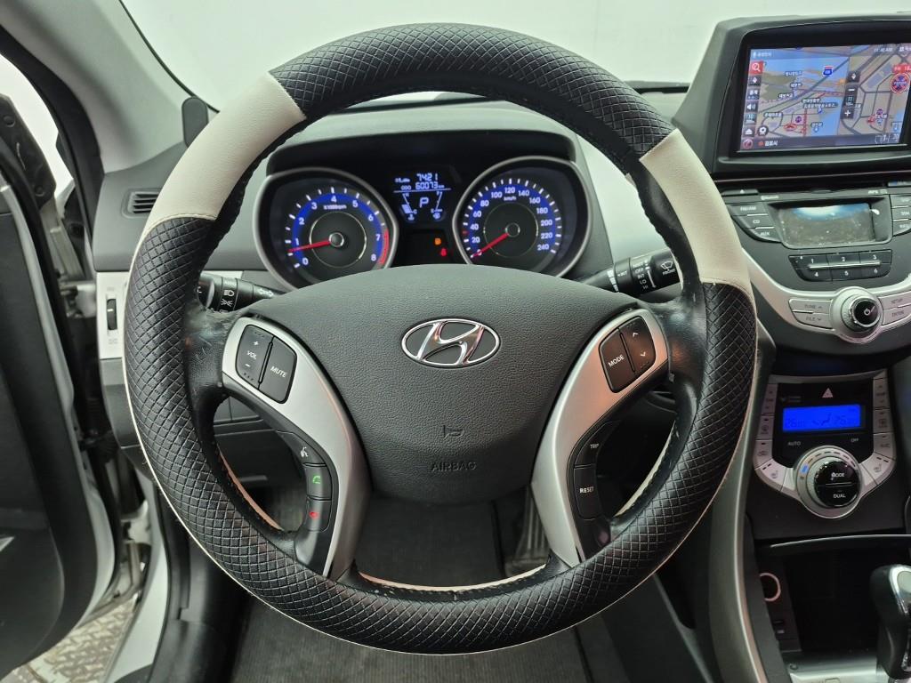 HYUNDAI Avante - Vista 9