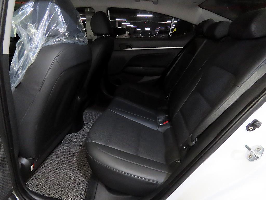 HYUNDAI Avante - Vista 7