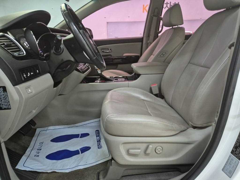 KIA Carnival - Vista 11