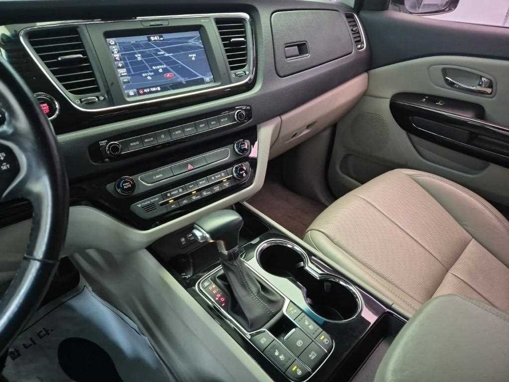 KIA Carnival - Vista 10