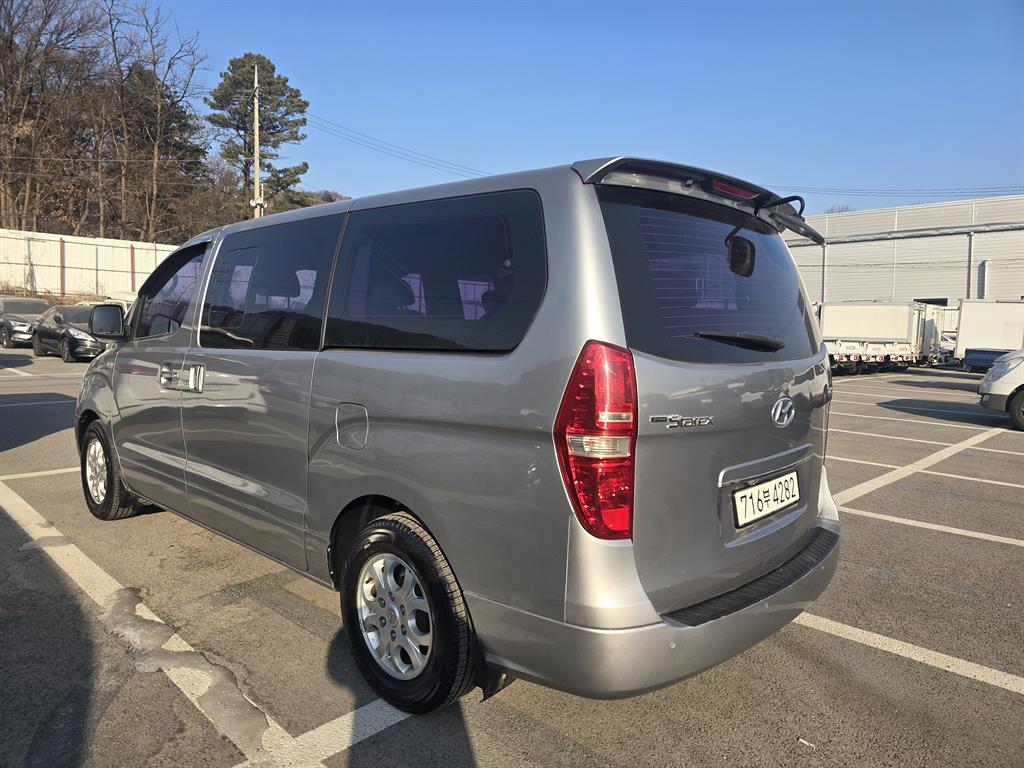 HYUNDAI Starex - Vista 5