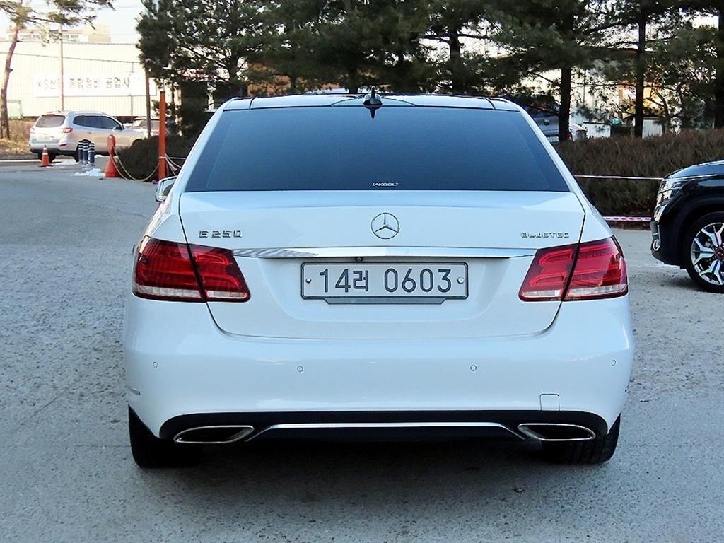 Mercedes Benz E class - Vista 4
