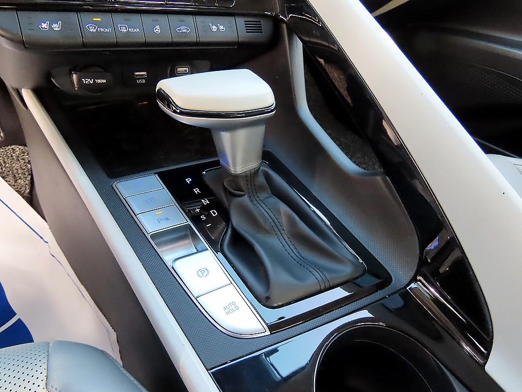 HYUNDAI Avante - Vista 10