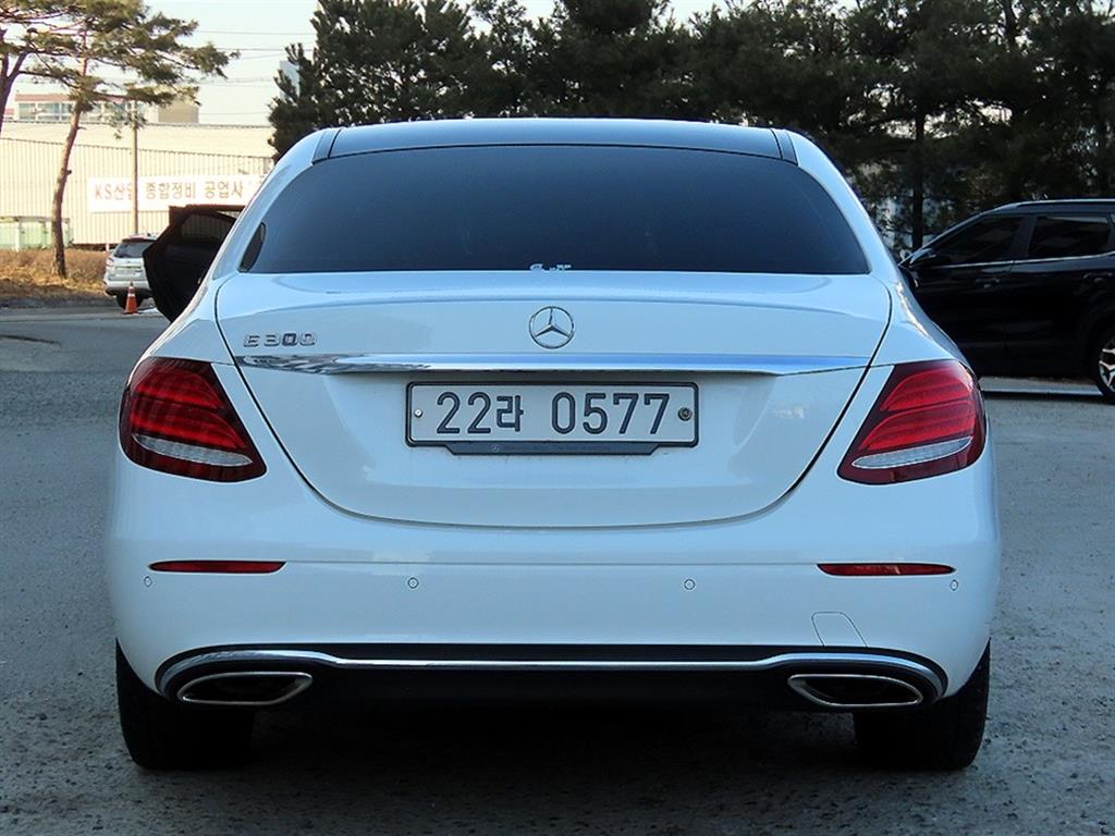 Mercedes Benz E class - Vista 4