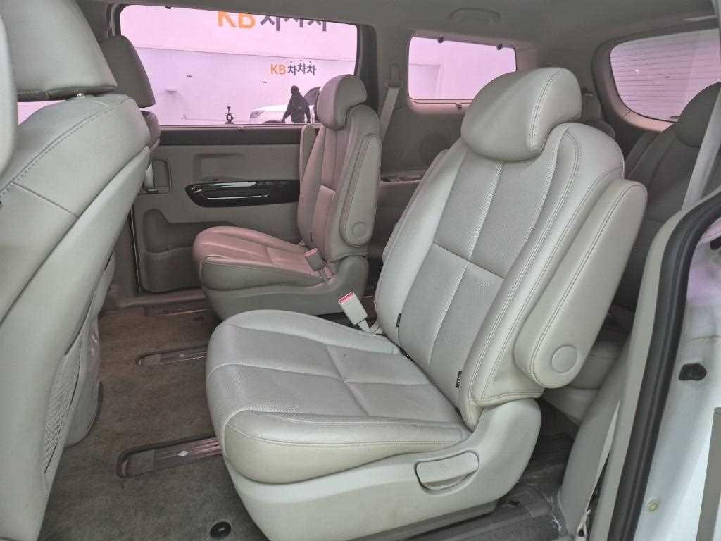 KIA Carnival - Vista 12