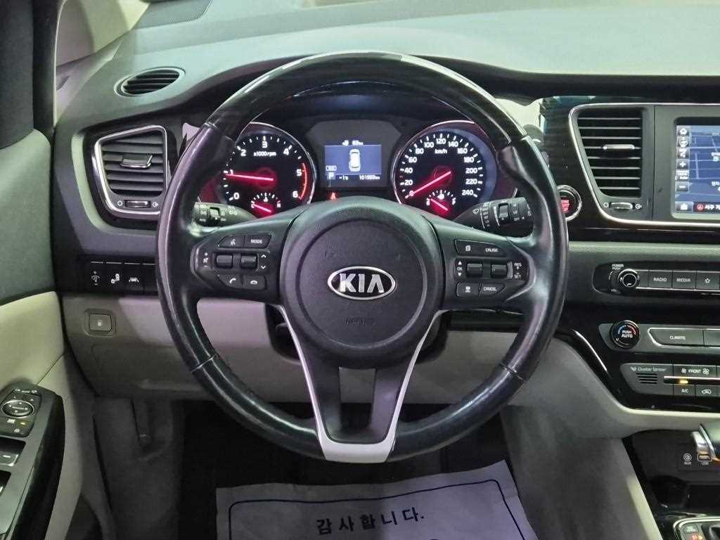 KIA Carnival - Vista 9