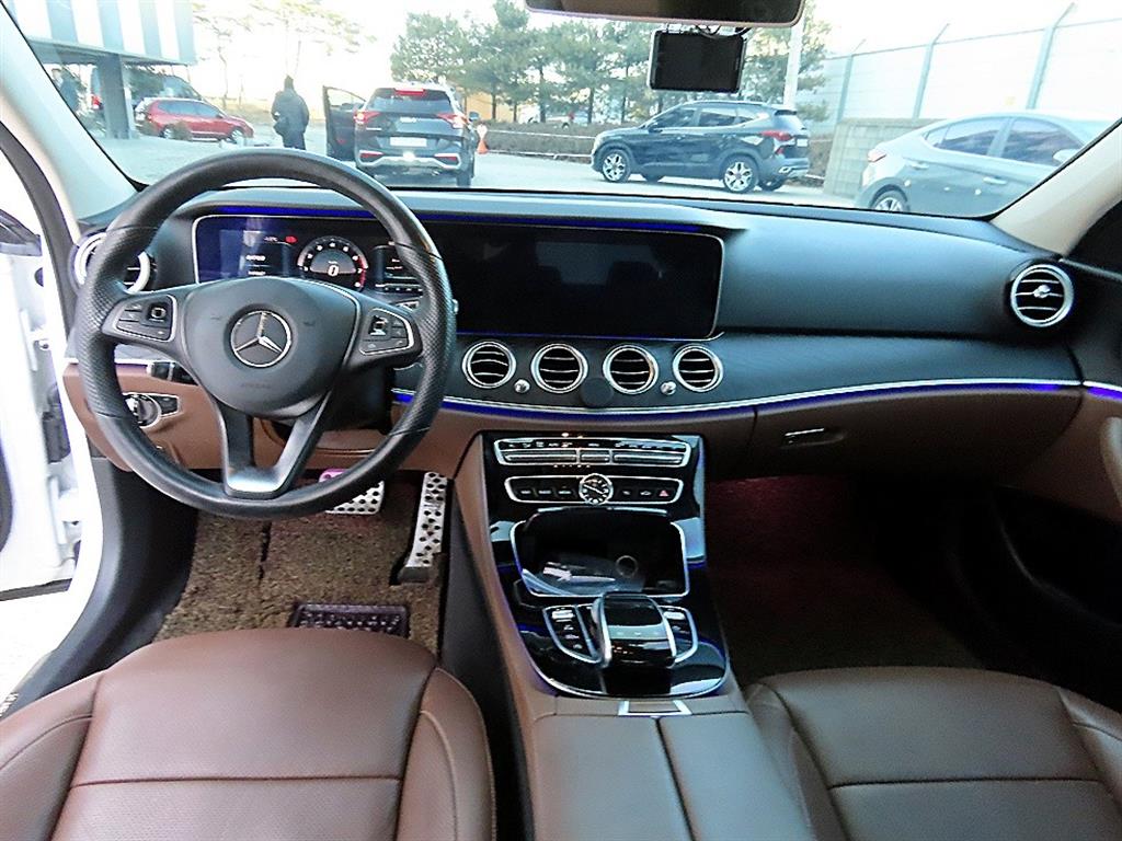 Mercedes Benz E class - Vista 7