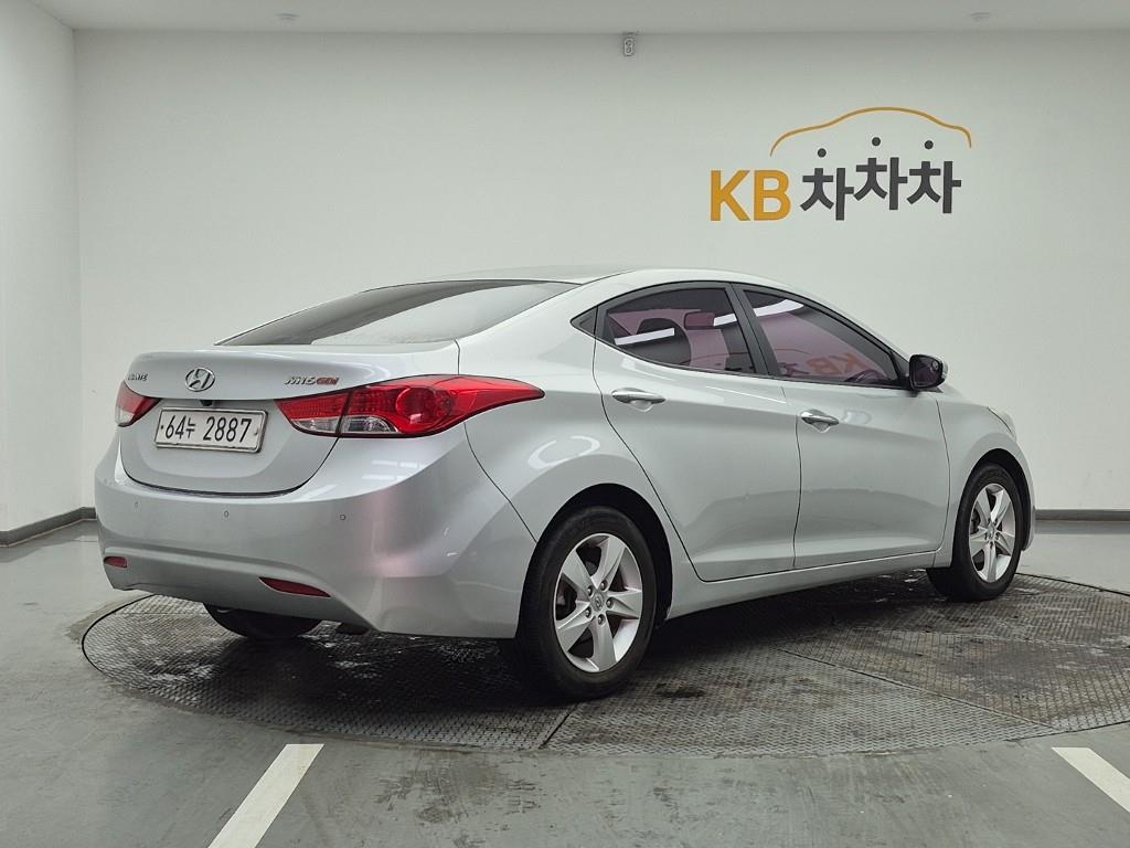 HYUNDAI Avante - Vista 4