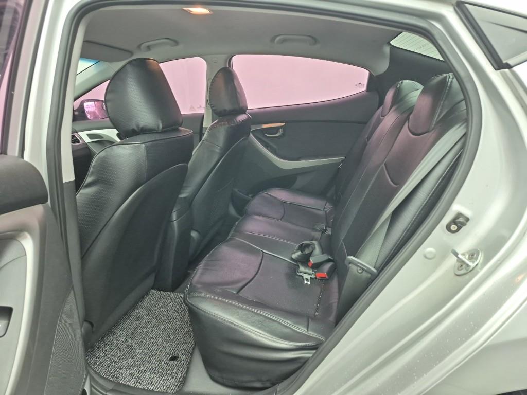 HYUNDAI Avante - Vista 12