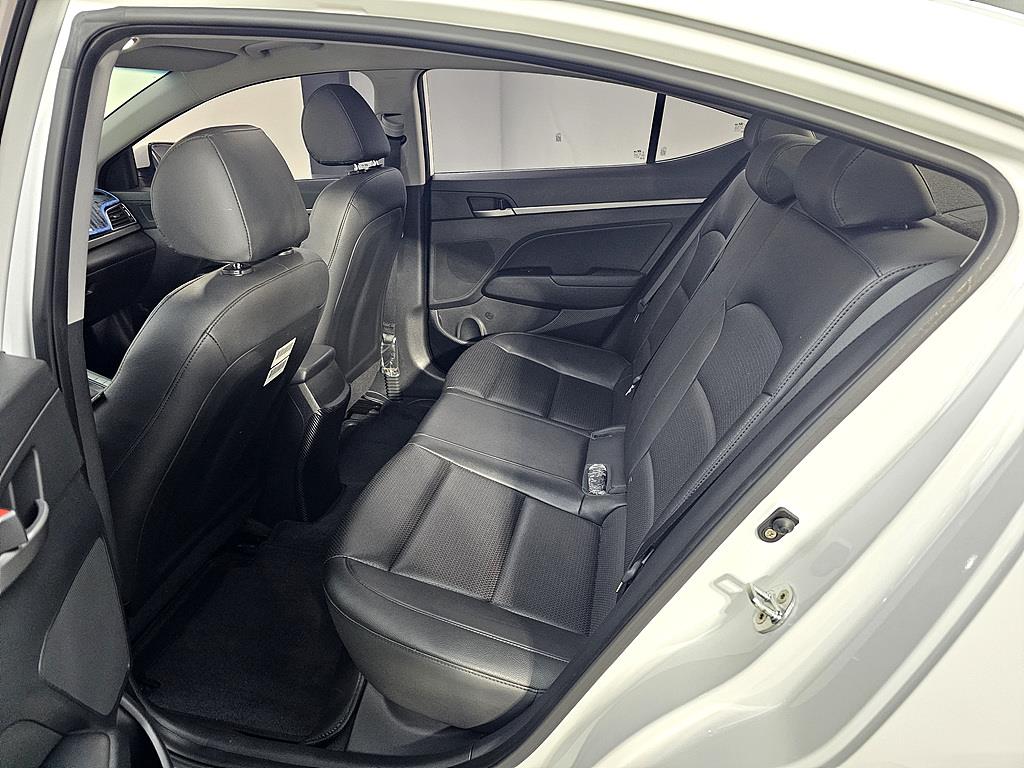 HYUNDAI Avante - Vista 9