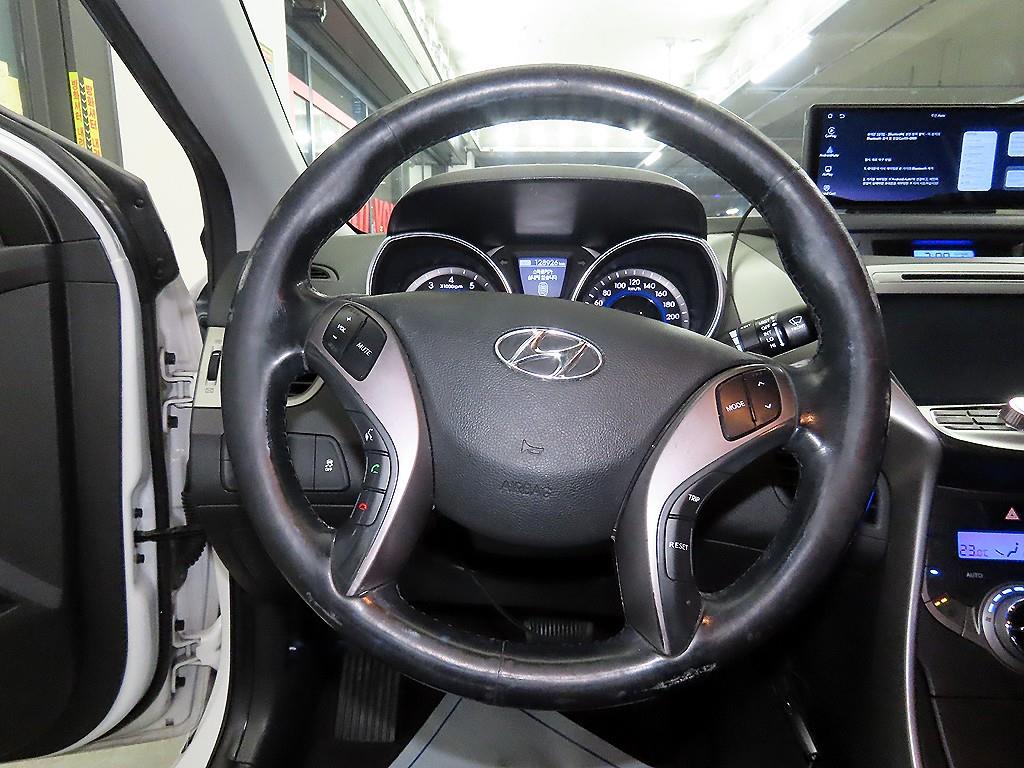 HYUNDAI Avante - Vista 8