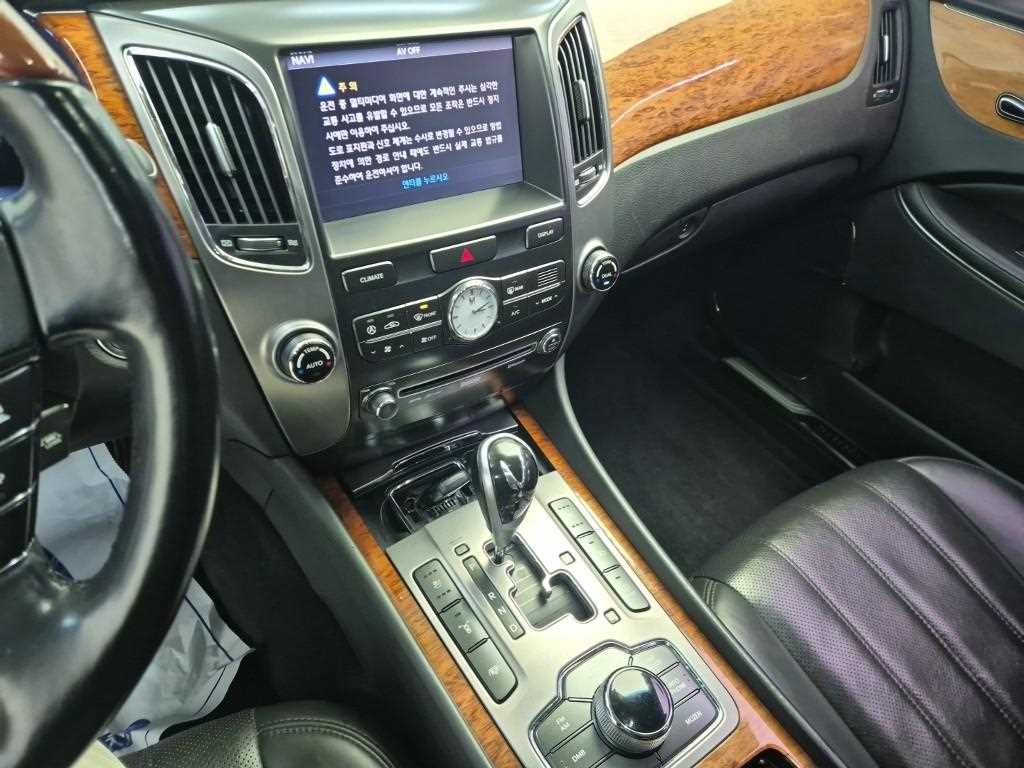 HYUNDAI Equus - Vista 10