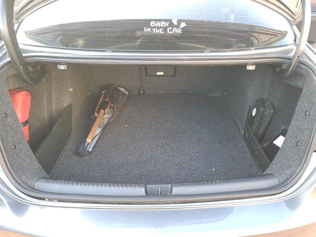 Volkswagen Jetta - Vista 11