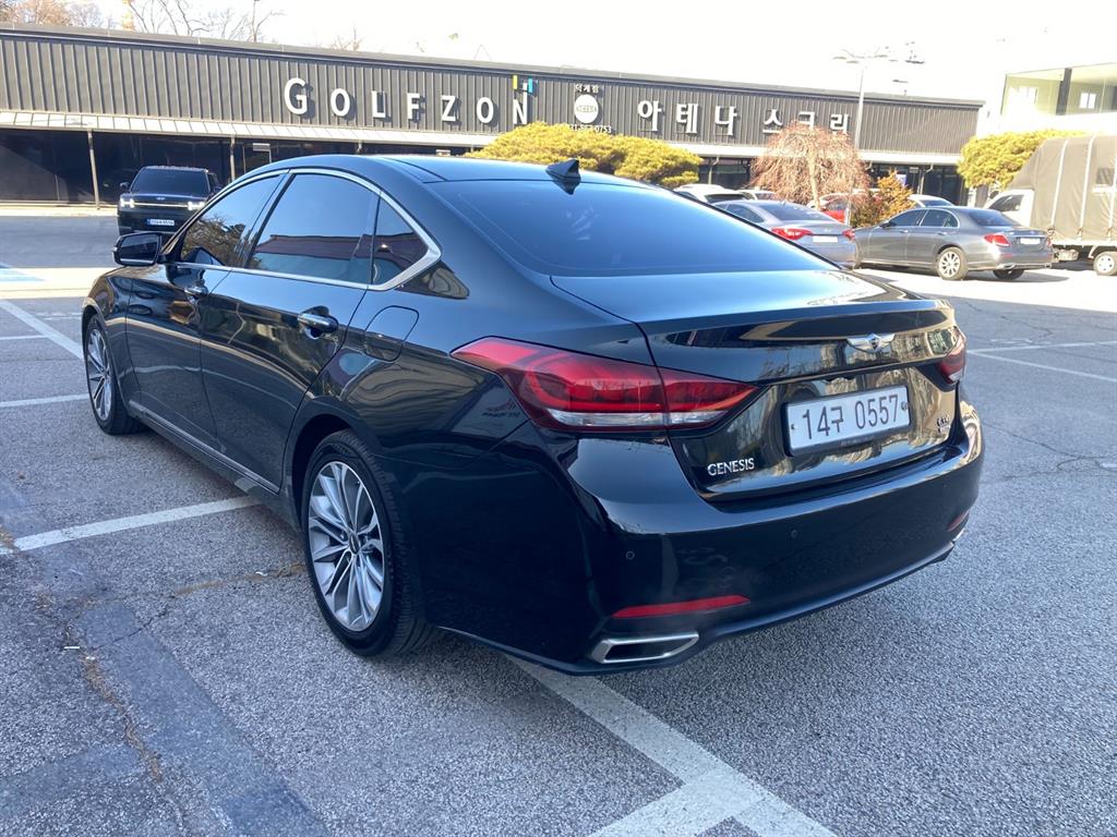HYUNDAI Genesis - Vista 5