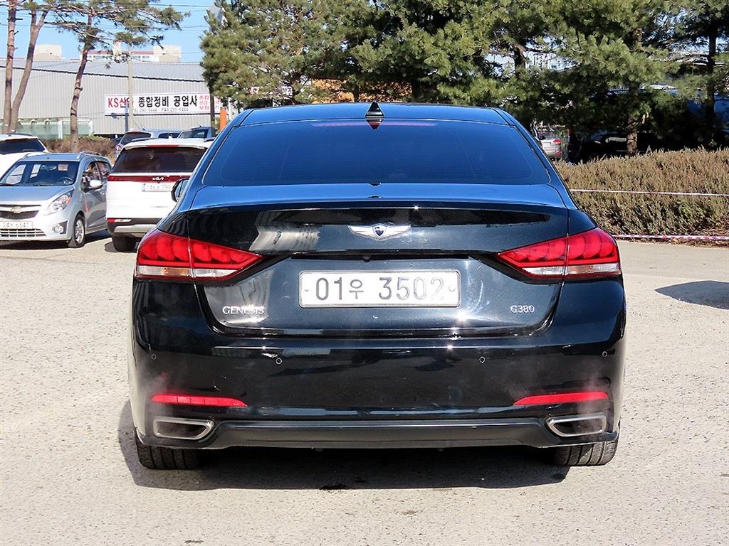 HYUNDAI Genesis - Vista 4