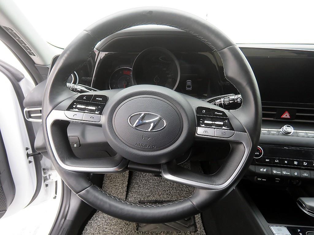 HYUNDAI Avante - Vista 10