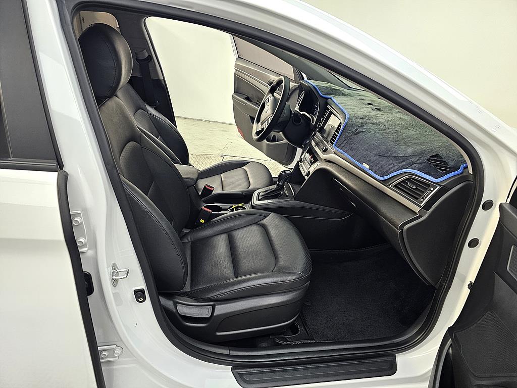 HYUNDAI Avante - Vista 11