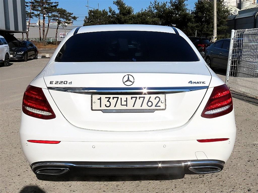 Mercedes Benz E class - Vista 4