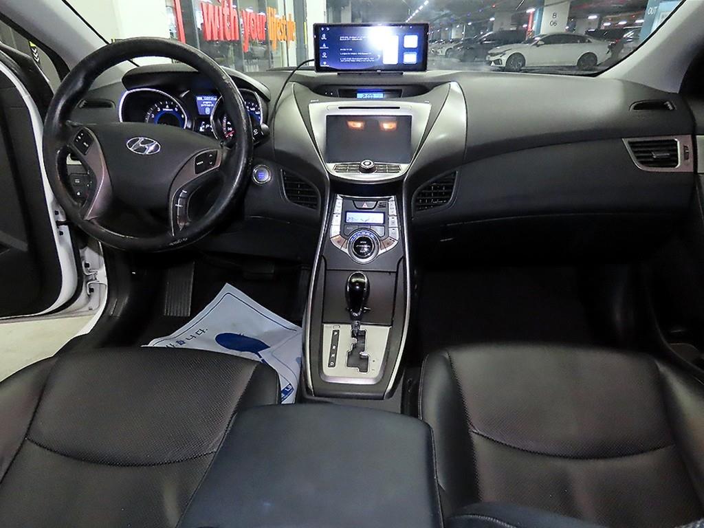 HYUNDAI Avante - Vista 10