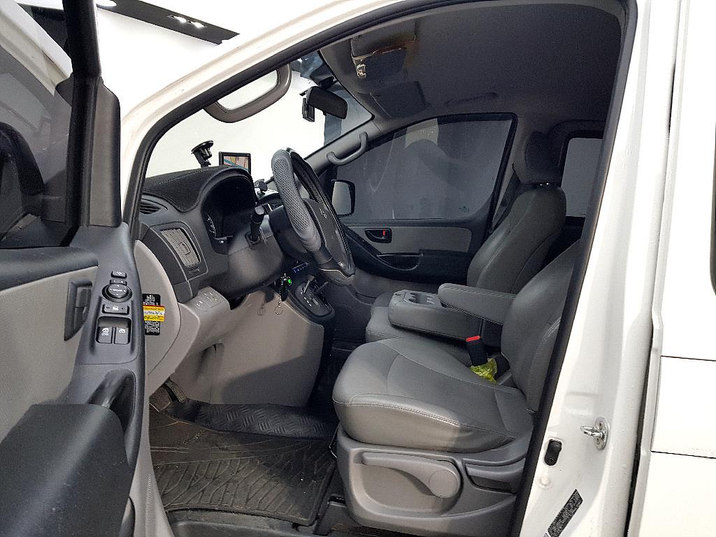 HYUNDAI Starex - Vista 7