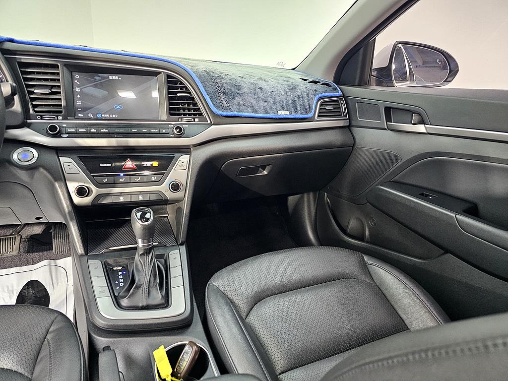 HYUNDAI Avante - Vista 10