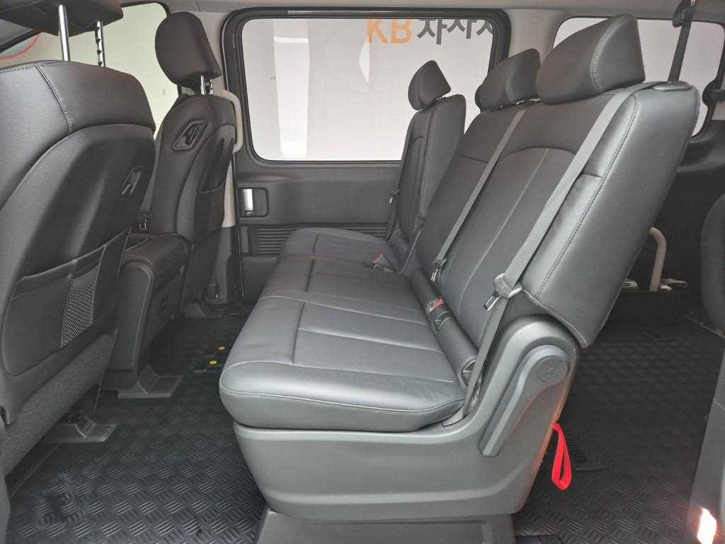 HYUNDAI Staria - Vista 12