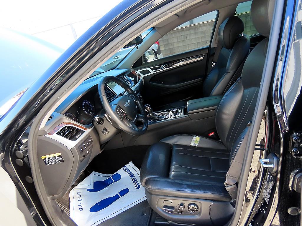 HYUNDAI Genesis - Vista 5