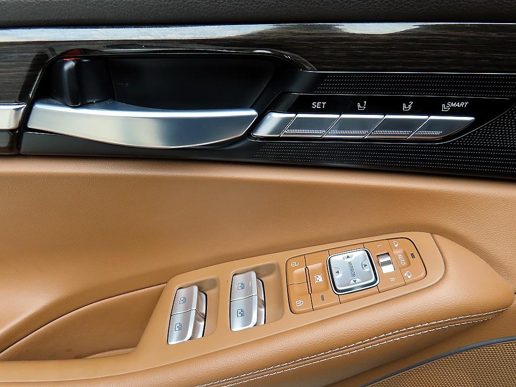 Genesis G90 - Vista 11