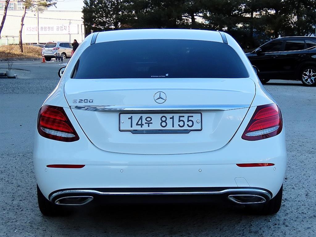 Mercedes Benz E class - Vista 4