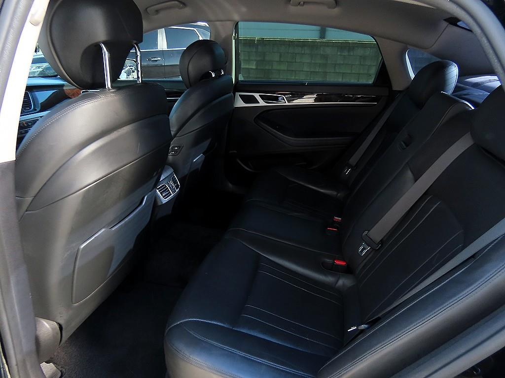 HYUNDAI Genesis - Vista 6