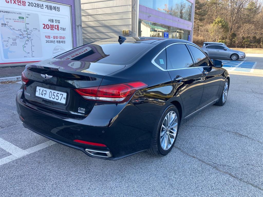 HYUNDAI Genesis - Vista 6