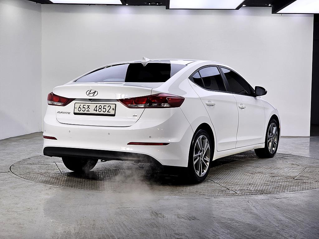 HYUNDAI Avante - Vista 4