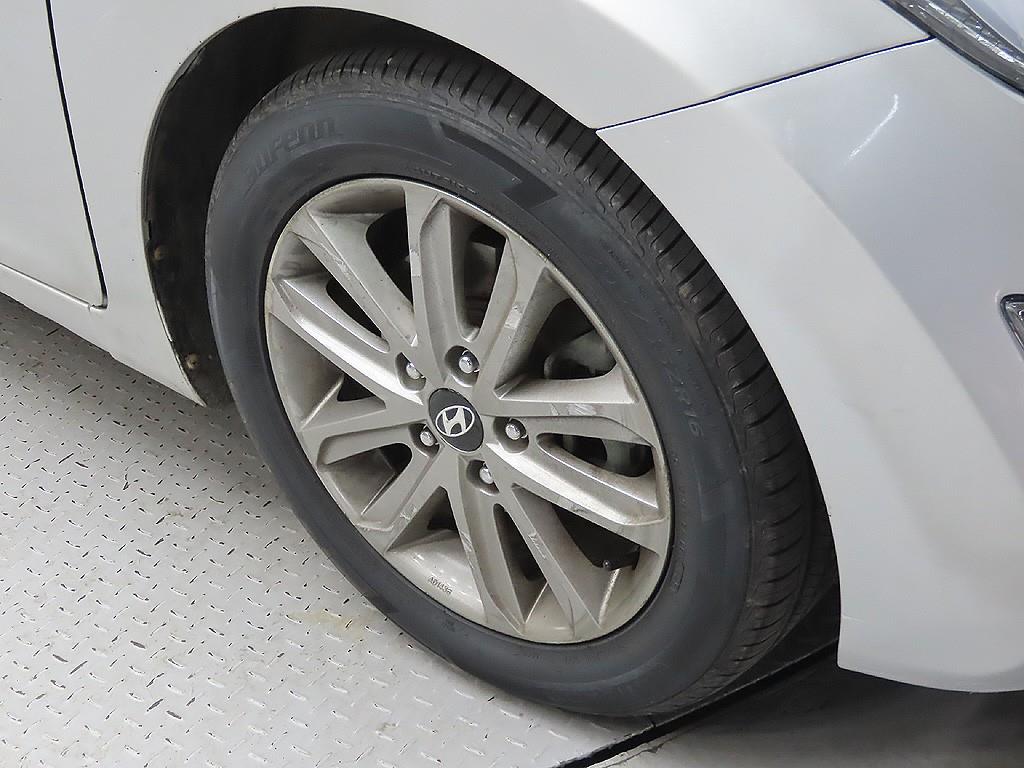 HYUNDAI Avante - Vista 9