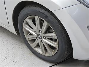 HYUNDAI Avante - Vista 10