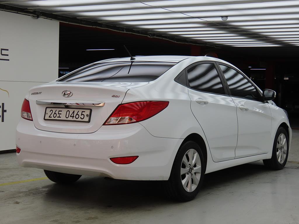 HYUNDAI Accent - Vista 4